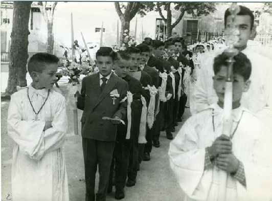 Communion en 1960 avec notre ami André Trinquier au premier plan des communiants